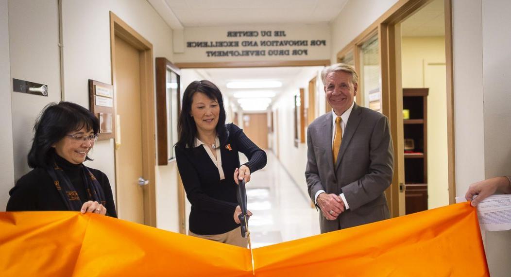 President Callahan, Dr. Jie Du and Dean Rae Matsumoto at ribbon cutting